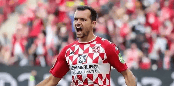 外交部敦促美方停止干扰正常合作